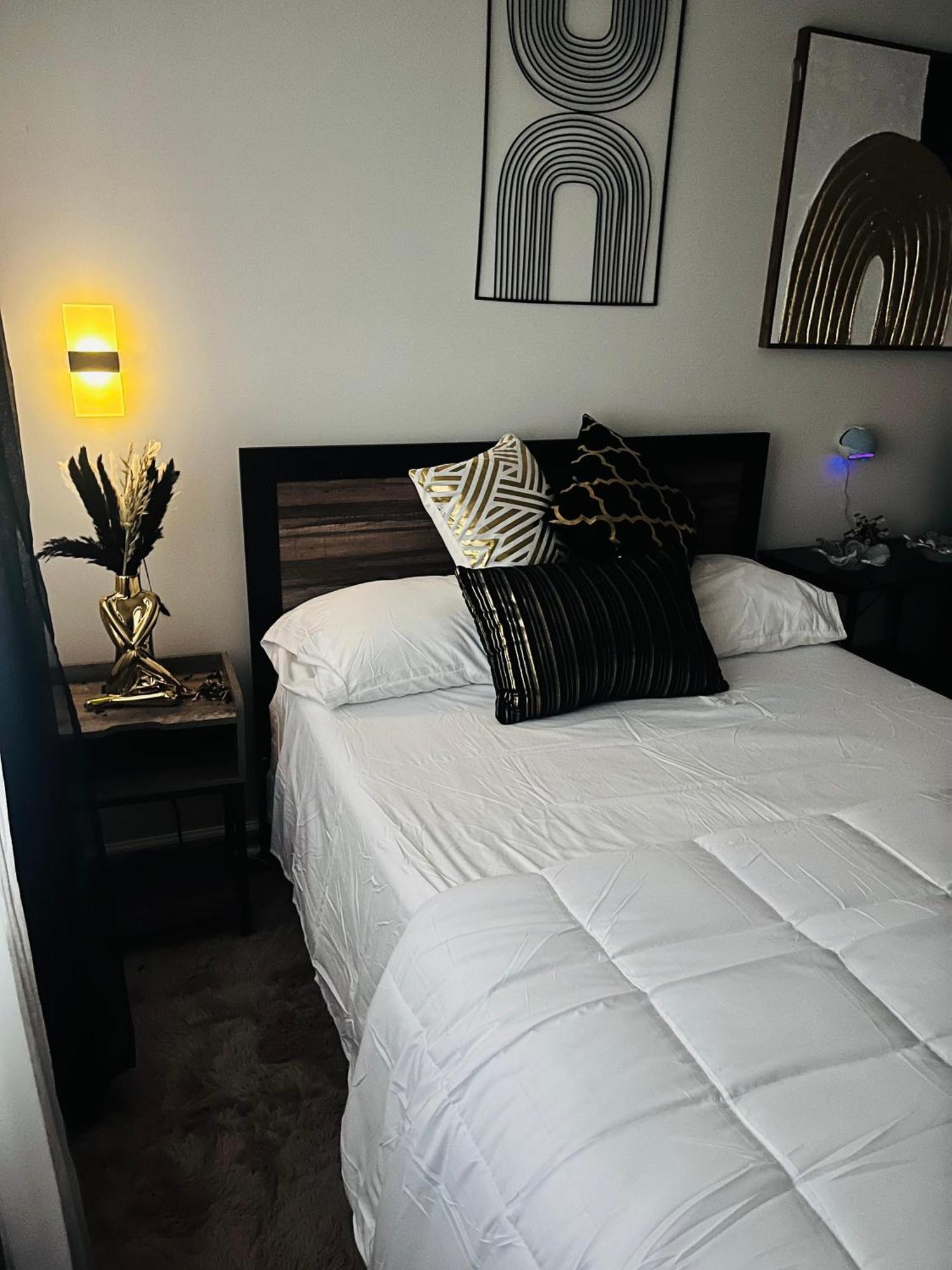 Stylish Cozy Quiet Family Retreat And Romantic Getaway Sleeps Up To 7 With Fast Wifi, Free Parking, Work Station, Alexa Enabled, Fenced In Backyard For Pets Grill Party Patio, Porch, Beach, Canal, Stadium,Boardwalk Restaurants, And Much More! Атлантик Сити Екстериор снимка