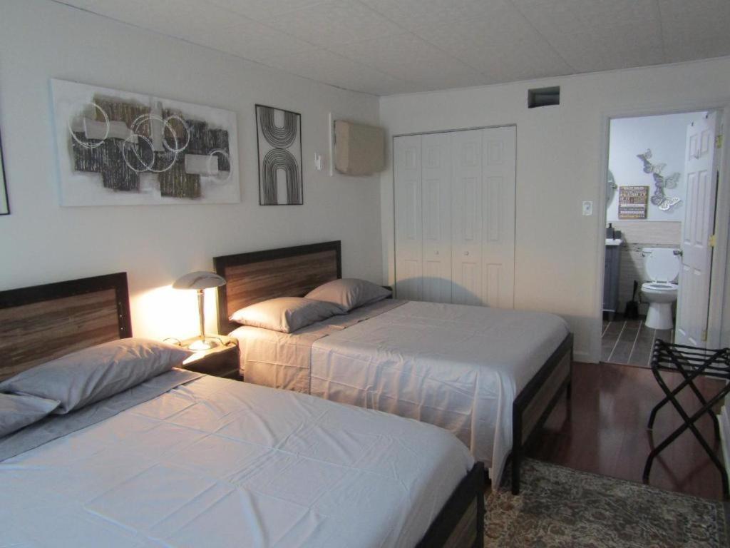 Stylish Cozy Quiet Family Retreat And Romantic Getaway Sleeps Up To 7 With Fast Wifi, Free Parking, Work Station, Alexa Enabled, Fenced In Backyard For Pets Grill Party Patio, Porch, Beach, Canal, Stadium,Boardwalk Restaurants, And Much More! Атлантик Сити Екстериор снимка